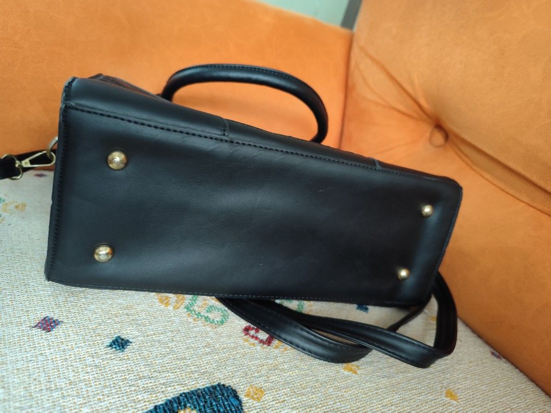 Black Shoulder Bag with Gold Accents (Category: Shoulder Bags) located in Cavite. Submitted by aries818 (Listing ID 1402848755, Image 2). Description: - Black shoulder bag - Textured front panel - Top handle and detachable strap - Gold-toned metal accents - Adjustable strap - zipper closure.