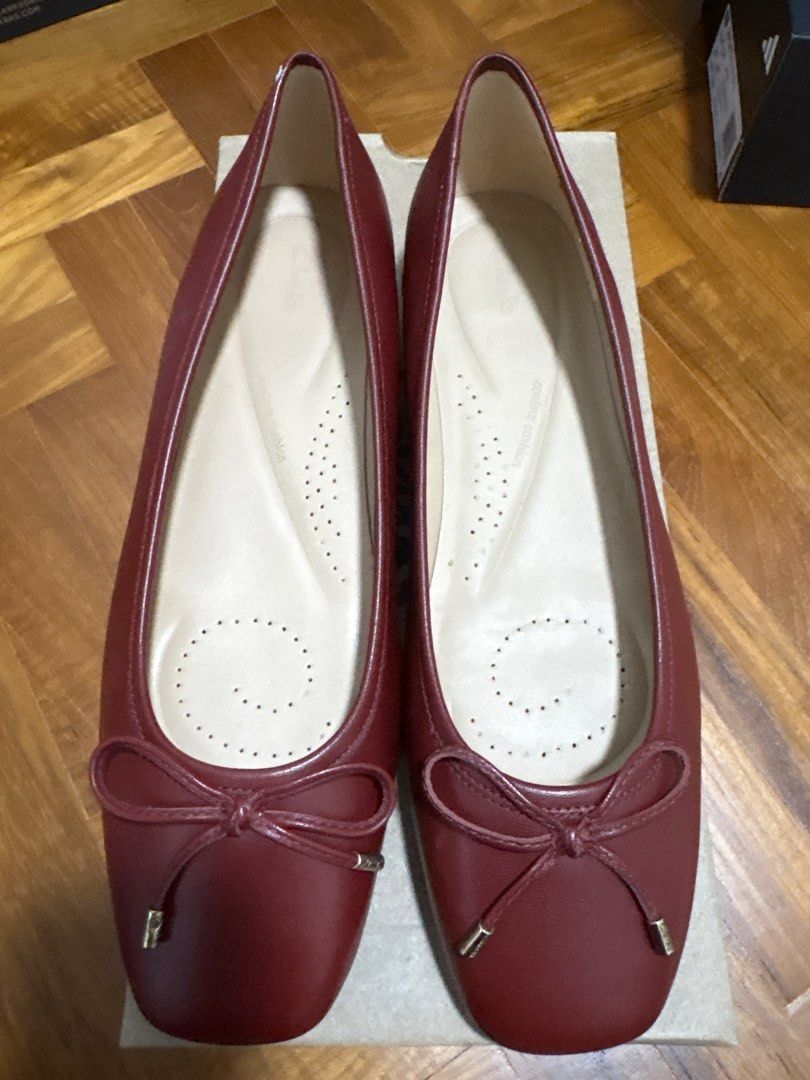 Clarks (Category: Flats) located in Singapore. Submitted by mreus (Listing ID 1402965601, Image 2). Description: - Clarks Ubree15 Step flats - Chestnut leather - Brand new in box - Suitable for everyday wear or special occasions.