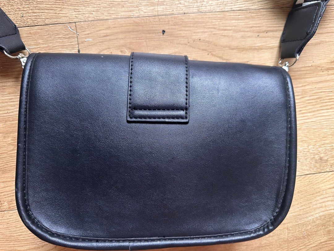 Cross body bag (Category: Cross-body Bags) located in Manila. Submitted by ayaa29 (Listing ID 1402861420, Image 3). Description: No brand bag, slightly use (no damage) .
