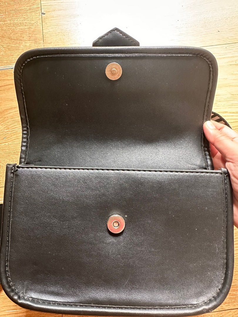 Cross body bag (Category: Cross-body Bags) located in Manila. Submitted by ayaa29 (Listing ID 1402861420, Image 2). Description: No brand bag, slightly use (no damage) .