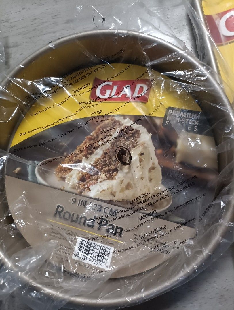Glad Cookie Sheet and Round Pan Set (Category: Cookware & Accessories) located in Quezon City. Submitted by high_d (Listing ID 1402866980, Image 3). Description: Premium quality baking pans 2 pcs baking sheet and 1 pc round pan take all 3 pcs for Php900.00.