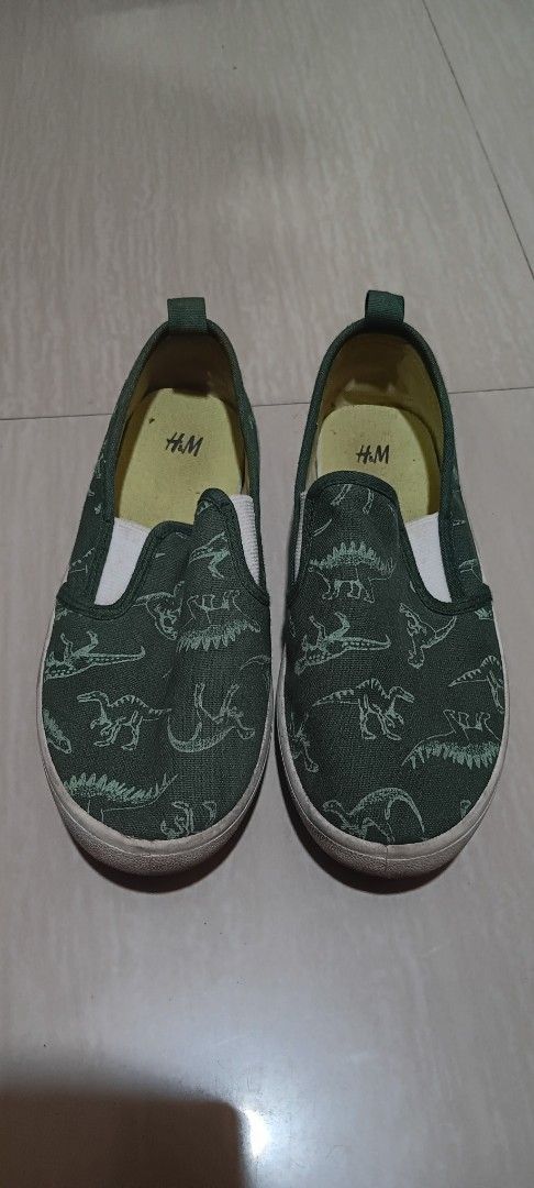H&M Dinosaur Slip-on Shoes (Category: Babies & Kids Fashion) located in Bacoor. Submitted by jajcollections (Listing ID 1402859828, Image 2). Description: - H&M slip-on shoes - Green with dinosaur pattern - Size: EUR 31, US 13 RFS: D3cluttering Buyer will shoulder sf and will book for pick up .