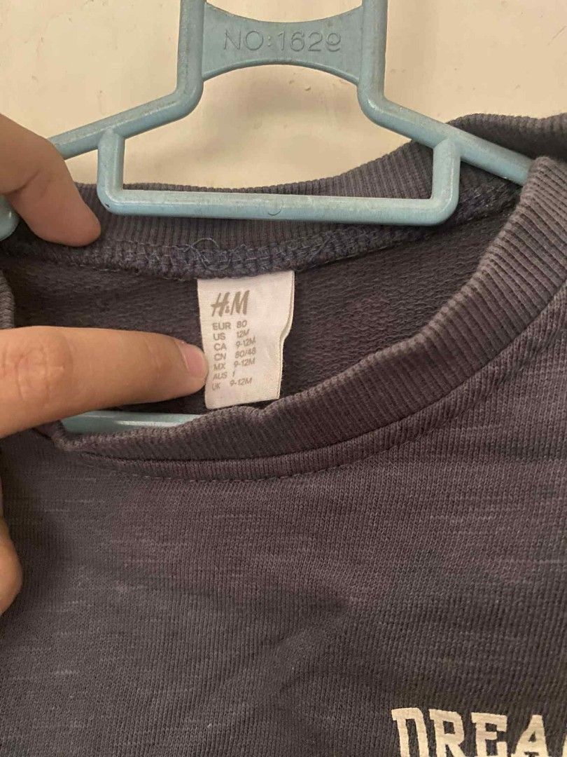 H&M Dreamers United Sweatshirt (Category: Babies & Kids Fashion) located in Angeles City. Submitted by randomgoodies_ (Listing ID 1402873002, Image 2). Description: - H&M dark blue sweatshirt - Size: 6-12 months - Design: "Dreamers United EST 1947" print - Features: Long sleeves, crew neck, two shoulder buttons - Perfect for your baby!.
