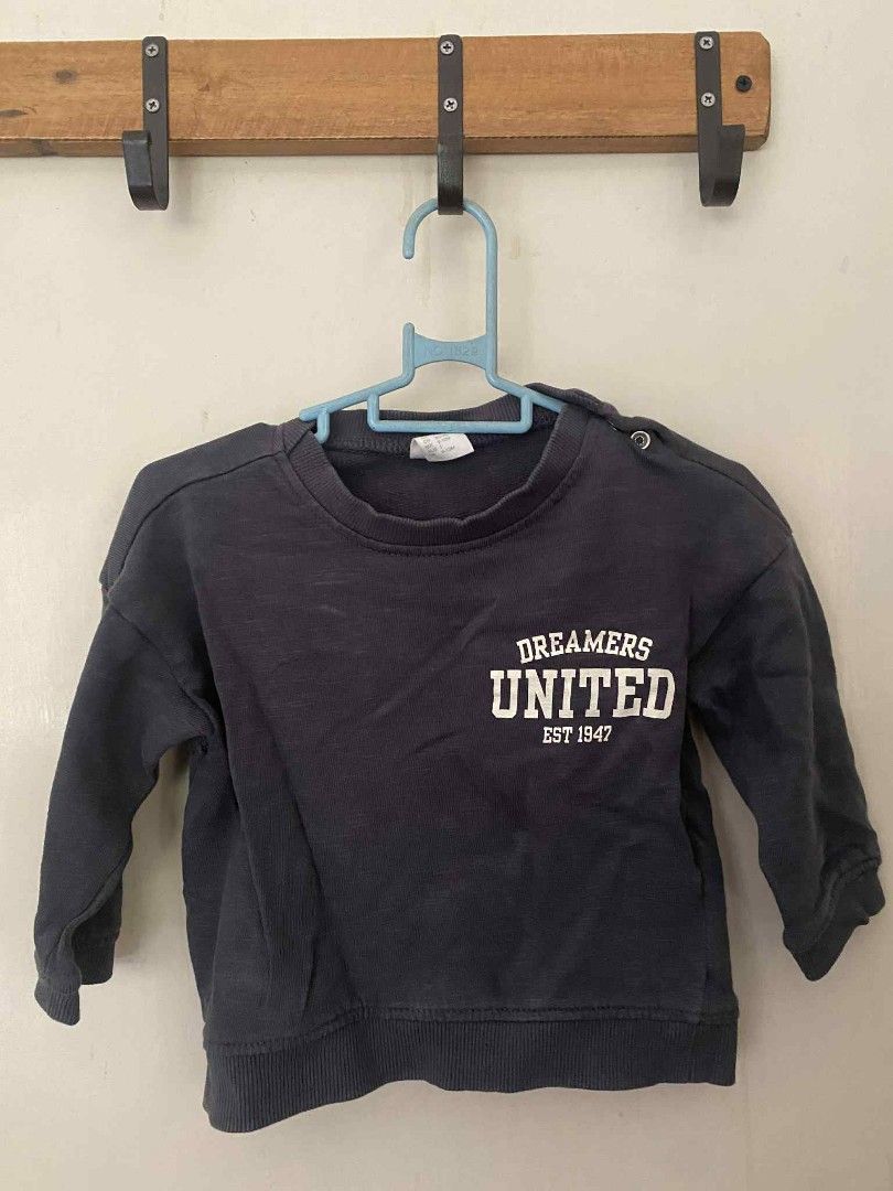 H&M Dreamers United Sweatshirt (Category: Babies & Kids Fashion) located in Angeles City. Submitted by randomgoodies_ (Listing ID 1402873002, Image 1). Description: - H&M dark blue sweatshirt - Size: 6-12 months - Design: "Dreamers United EST 1947" print - Features: Long sleeves, crew neck, two shoulder buttons - Perfect for your baby!.
