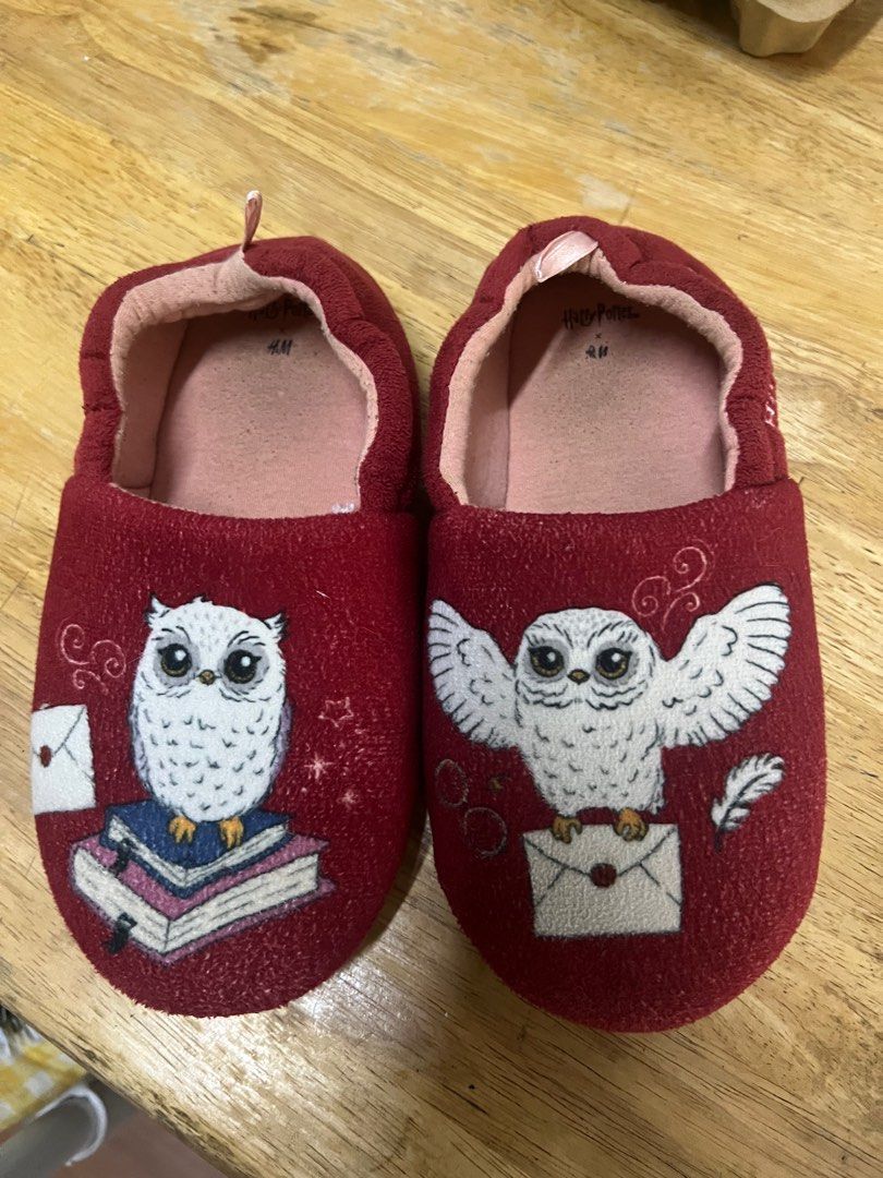 H&M Harry Potter Hogwarts Slippers (Category: Slippers and slides) located in San Mateo. Submitted by junked (Listing ID 1403035269, Image 1). Description: - H&M Harry Potter Hogwarts slippers - Features a maroon color - Adorable owl design - 'Hogwarts' embroidered on the side - Dotted soles for grip - Ideal for young Harry Potter fans.