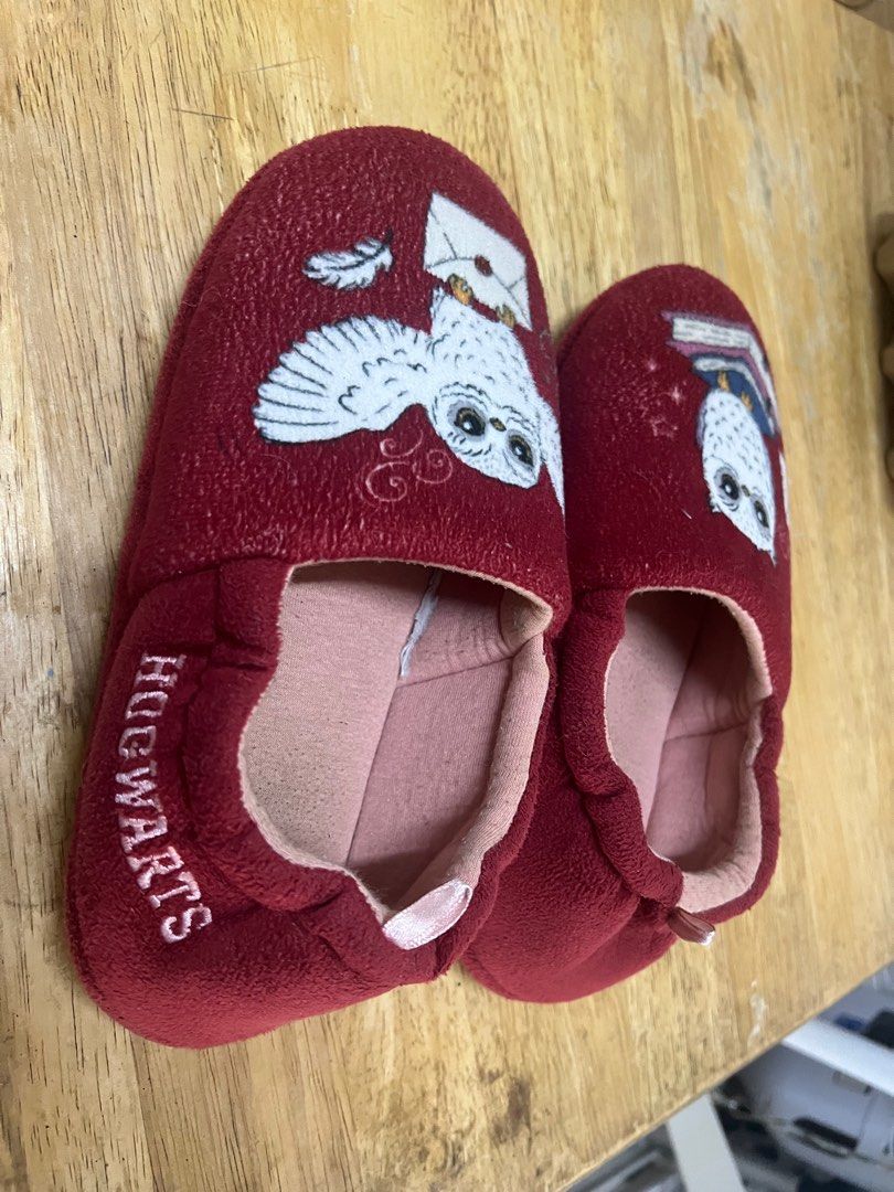 H&M Harry Potter Hogwarts Slippers (Category: Slippers and slides) located in San Mateo. Submitted by junked (Listing ID 1403035269, Image 2). Description: - H&M Harry Potter Hogwarts slippers - Features a maroon color - Adorable owl design - 'Hogwarts' embroidered on the side - Dotted soles for grip - Ideal for young Harry Potter fans.