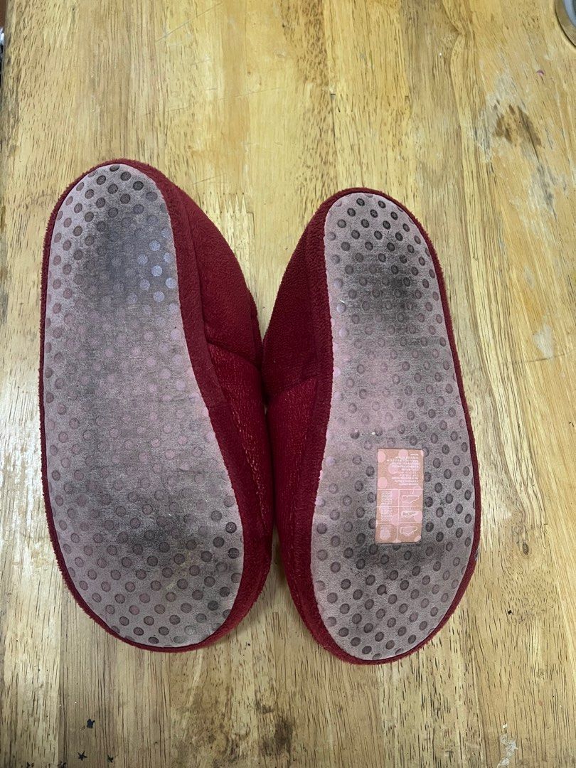 H&M Harry Potter Hogwarts Slippers (Category: Slippers and slides) located in San Mateo. Submitted by junked (Listing ID 1403035269, Image 3). Description: - H&M Harry Potter Hogwarts slippers - Features a maroon color - Adorable owl design - 'Hogwarts' embroidered on the side - Dotted soles for grip - Ideal for young Harry Potter fans.