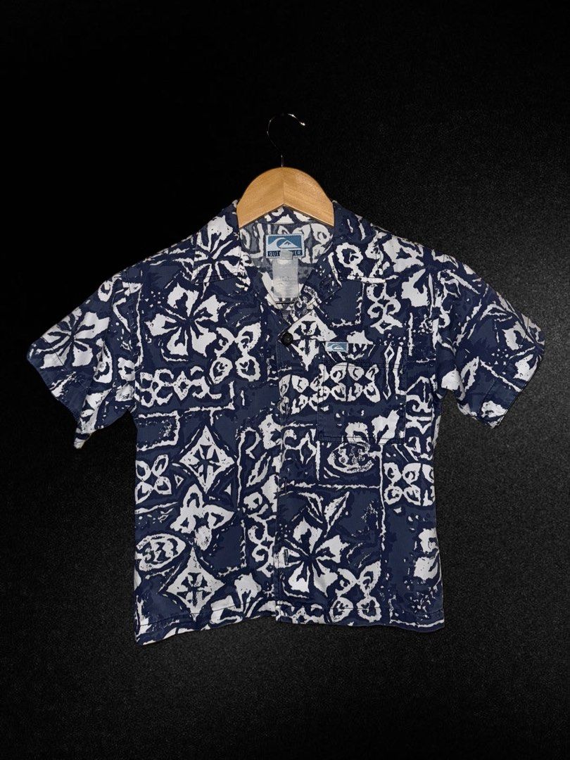 Quiksilver Short Sleeve Shirt (Category: Tshirts & Polo Shirts ) located in Hermosa. Submitted by xonarchive (Listing ID 1402904306, Image 1). Description: - Asian Sizing - Quiksilver short sleeve shirt - Unique floral pattern - Button-down front - Chest pocket with Quiksilver logo - Classic collar - Size: M - Color: Navy blue and white.