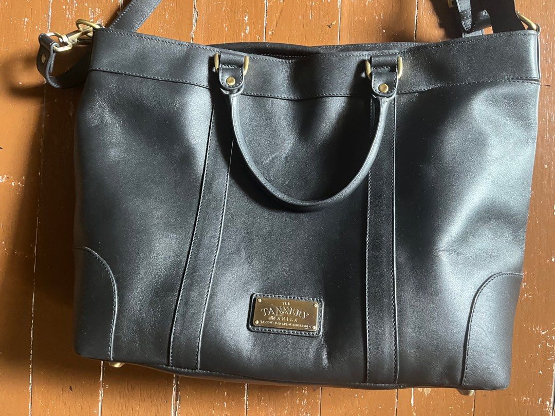Tannery London Leather Tote Bag (Category: Tote Bags) located in Angono. Submitted by minifru (Listing ID 1402871415, Image 1). Description: Gian Leather Tote Bag 😊 📏 Dimensions: 14.75” W × 12.75” H × 4.5” D Handle Drop: 6” | Shoulder Strap: 41–45” adjustable A versatile unisex tote that blends timeless style with durability—ideal for travel, work, or everyday use. Its structured, spacious design fits essentials while complementing both corpora