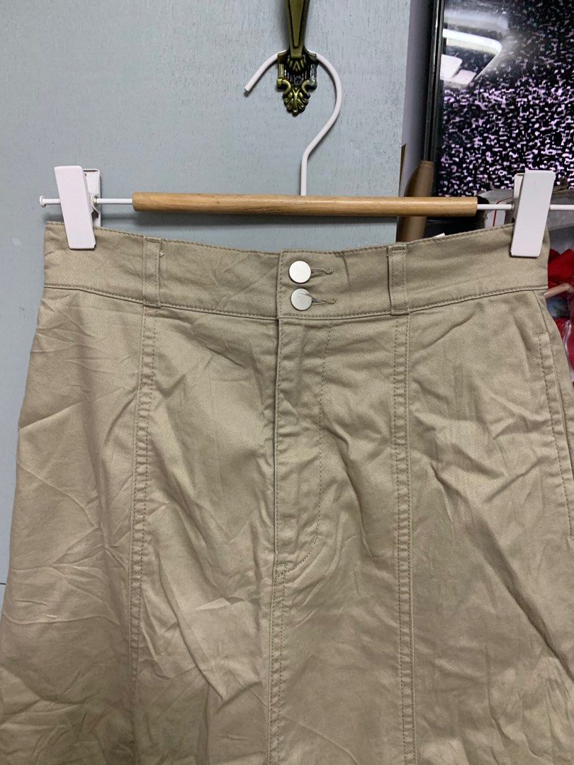 UNIQLO SKIRT (Category: Skirts) located in Bislig. Submitted by styleeee (Listing ID 1402850248, Image 2). Description: size 24-25 no issue .