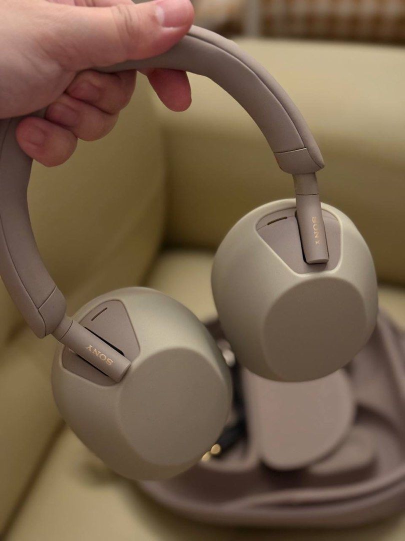 XM5 Headphone- Smoky Pink (Category: Headphones & Headsets) located in Manila. Submitted by acejel (Listing ID 1402876653, Image 1). Description: January 2025 purchase date. Pristine condition. With Silicone protection. - in good as new condition - no damages, never dropped - has its original box (got some stains & dents) - has its original hard cloth carrying case - has its original cable (for wired function) and the USB charging cable - with si