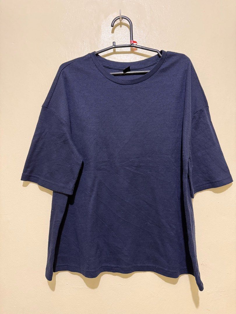 2 Boxy Waffle Knit Tee Shirt (Category: Tshirts & Polo Shirts ) located in Los Banos. Submitted by elbideclutter (Listing ID 1403200366, Image 3). Description: 500 for the set of waffle knit tshirts Boxy fit yung Uniqlo Grey Small boxy/oversized fit yung shein size M since im lean, OS sakin yung shein and boxy yung uniqlo.