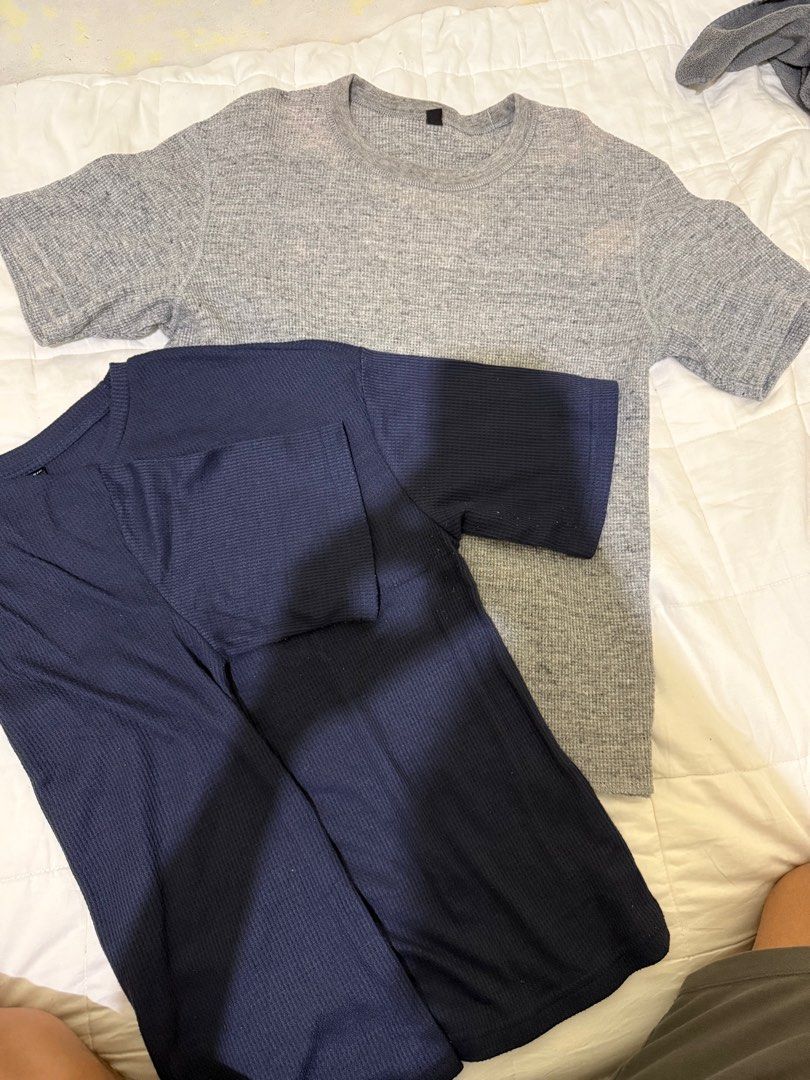 2 Boxy Waffle Knit Tee Shirt (Category: Tshirts & Polo Shirts ) located in Los Banos. Submitted by elbideclutter (Listing ID 1403200366, Image 2). Description: 500 for the set of waffle knit tshirts Boxy fit yung Uniqlo Grey Small boxy/oversized fit yung shein size M since im lean, OS sakin yung shein and boxy yung uniqlo.