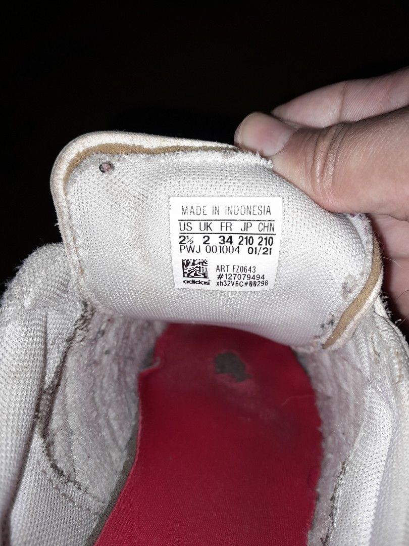 Adidas Superstar Toddler Shoes (Category: Babies & Kids Fashion) located in Marikina City. Submitted by pokemonmimikyu (Listing ID 1403068352, Image 3). Description: - Adidas Superstar toddler shoes - White with red accents - Velcro straps for easy wear - Features heart design on insole - Size: US 2.5 - Stock sa shoerack, ourgrown - Needs cleaning.