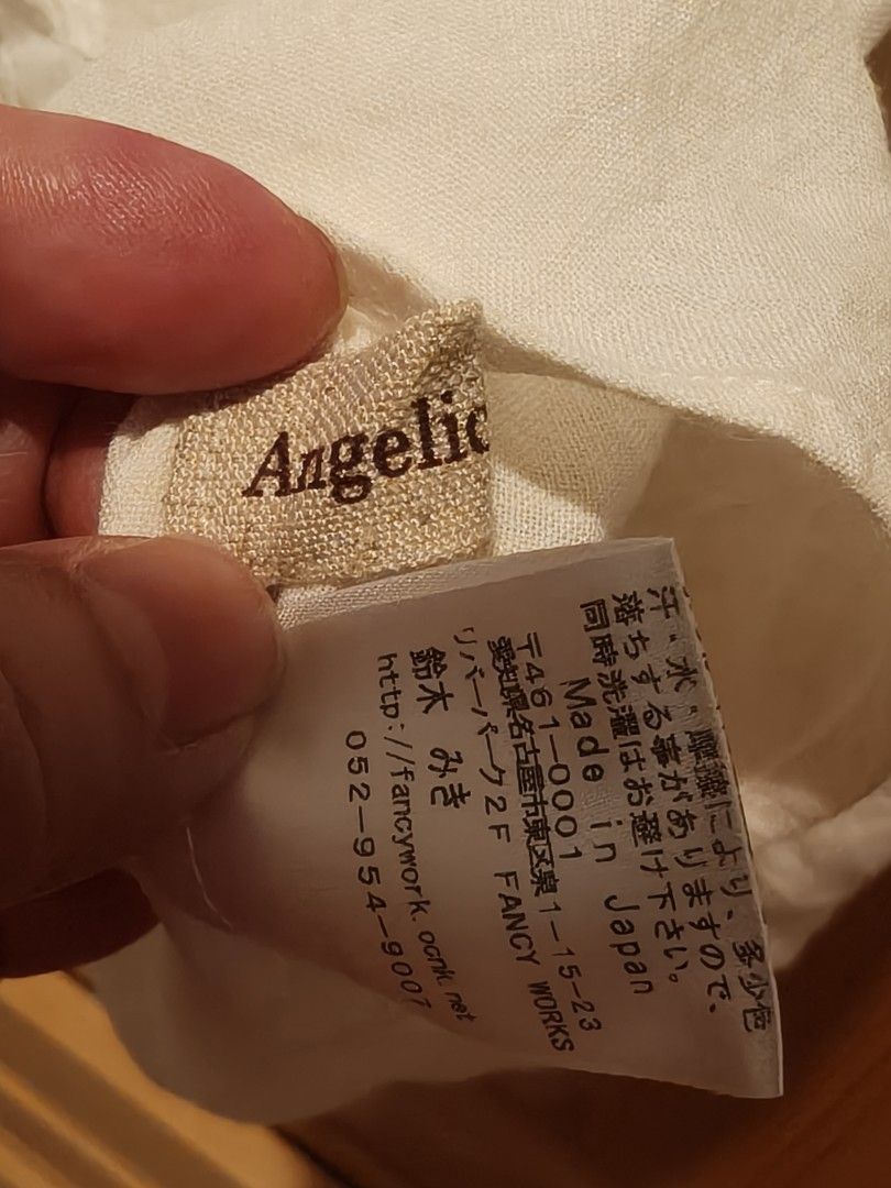 Angelica Leaf 日本製蕾絲上衣 （分類：襯衫）位於 Hong Kong。 由 beautyleun52792 提交（商品編號 1403170043，圖片 7）。簡介： Angelica Leaf蕾絲上衣，日本製。米白色，衣身有蕾絲拼接設計，袖子為七分袖。領口後方有鈕扣。衣長約50cm，胸圍約50cm。衣物上有品牌標籤，並標示了洗滌說明。適合日常穿搭，展現優雅氣質。。