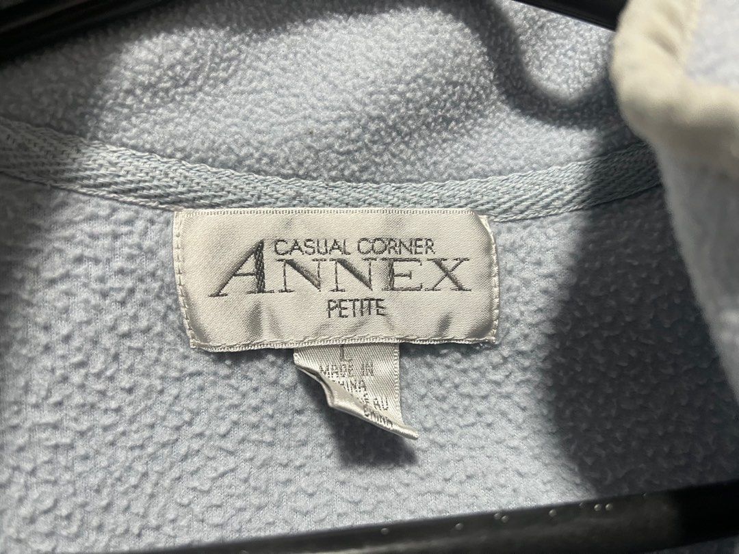 Annex Casual Corner Petite Vest (Category: Sleeveless) located in San Juan City. Submitted by tpwk_harry (Listing ID 1403110535, Image 2). Description: - Please manage your expectations - Good condition pero look at the color of the collar nalang po - Size: L on tag - Color: Light blue (Color may vary due to lighting) Just message me if you’re interested! .