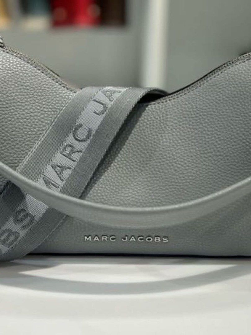 Authentic Marc Jacobs Drifter (Category: Luxury Bags & Wallets) located in Quezon City. Submitted by katharus (Listing ID 1403079285, Image 2). Description: - Brand New Marc Jacobs Drifter shoulder bag. - Stylish gray color. - Features the iconic Marc Jacobs logo. - Perfect for everyday use..