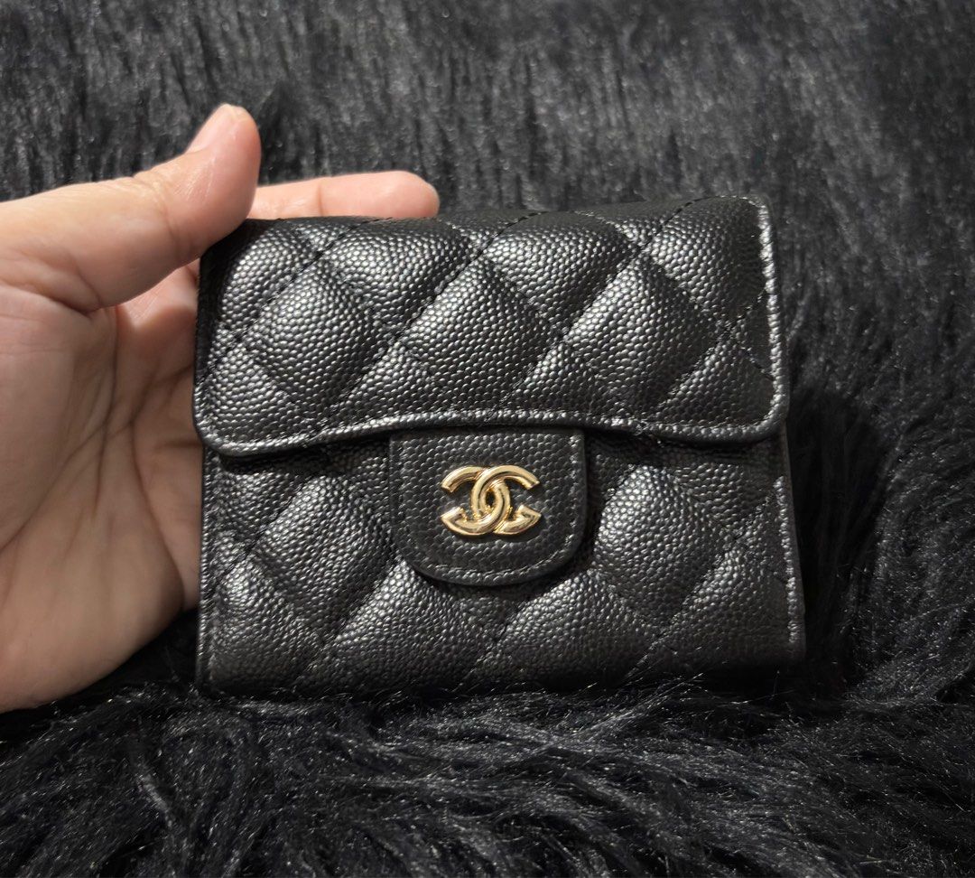 Classic small flap wallet (Category: Luxury Bags & Wallets) located in Paranaque City. Submitted by dalle_closet (Listing ID 1403055389, Image 2). Description: Like new pa No brand pero maganda quality nito.