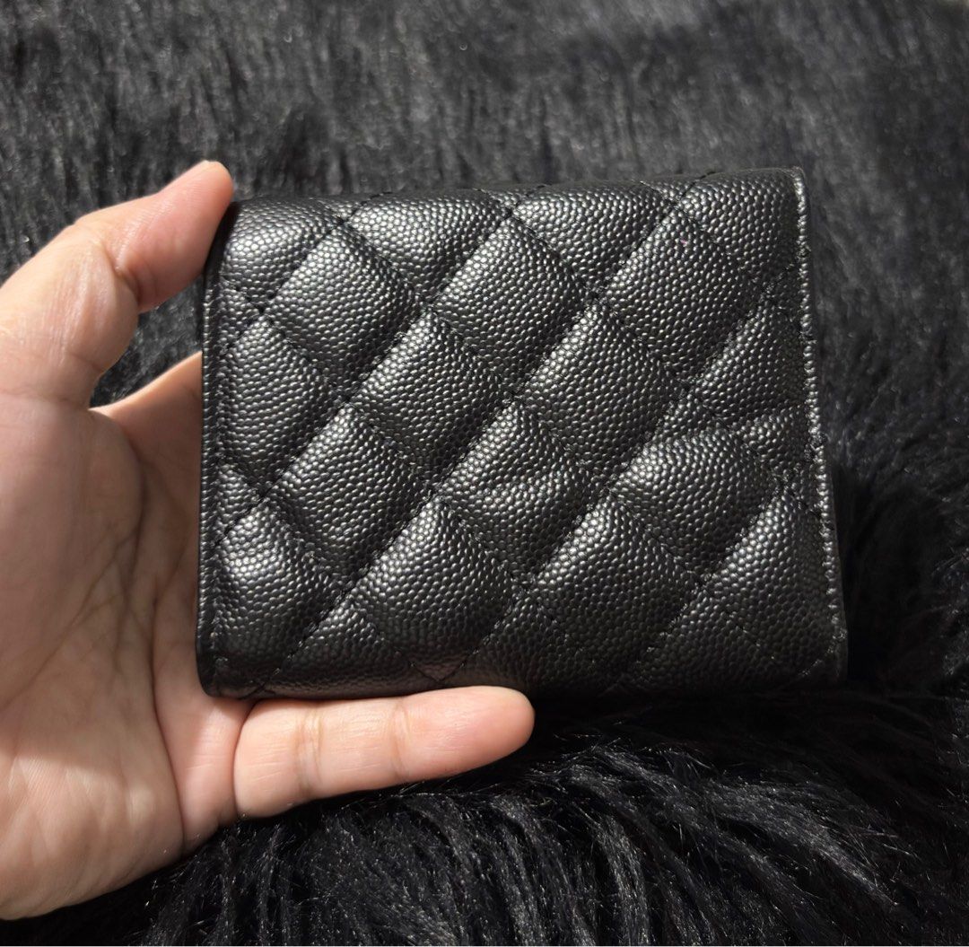 Classic small flap wallet (Category: Luxury Bags & Wallets) located in Paranaque City. Submitted by dalle_closet (Listing ID 1403055389, Image 3). Description: Like new pa No brand pero maganda quality nito.