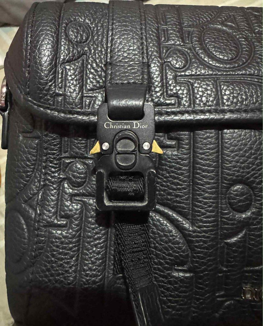 DIOR MESSENGER BAG (Category: Luxury Bags & Wallets) located in Manila. Submitted by que_08 (Listing ID 1403138009, Image 3). Description: store price 220k.