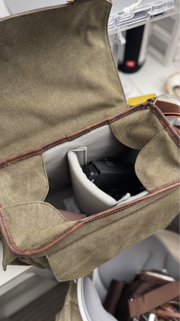 Eirmai Camera Messenger Bag (Category: Camera Bags & Carriers) located in Las Pinas. Submitted by janalaraza12 (Listing ID 1403054564, Image 2). Description: Used once only. .