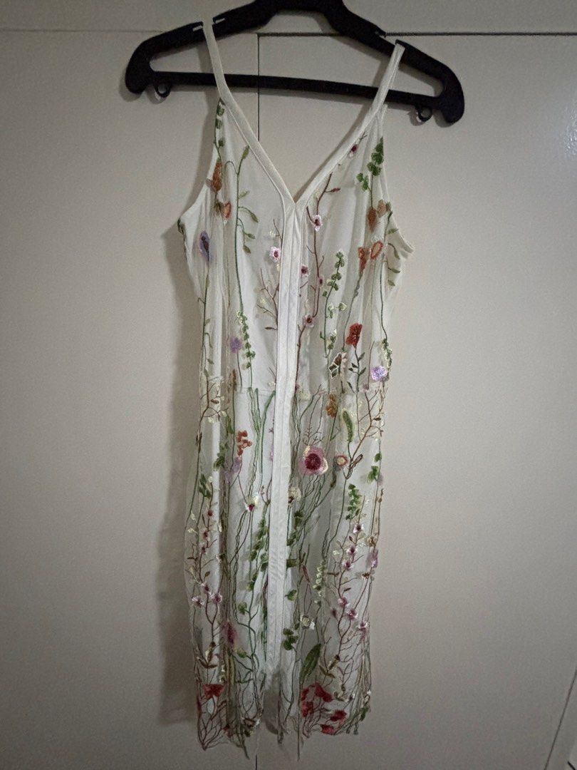 Floral lace dress (Category: Dresses) located in Pasay City. Submitted by comcapcom (Listing ID 1403163203, Image 1). Description: .