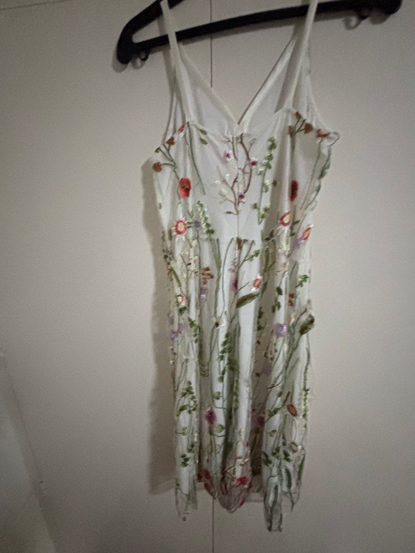 Floral lace dress (Category: Dresses) located in Pasay City. Submitted by comcapcom (Listing ID 1403163203, Image 3). Description: .