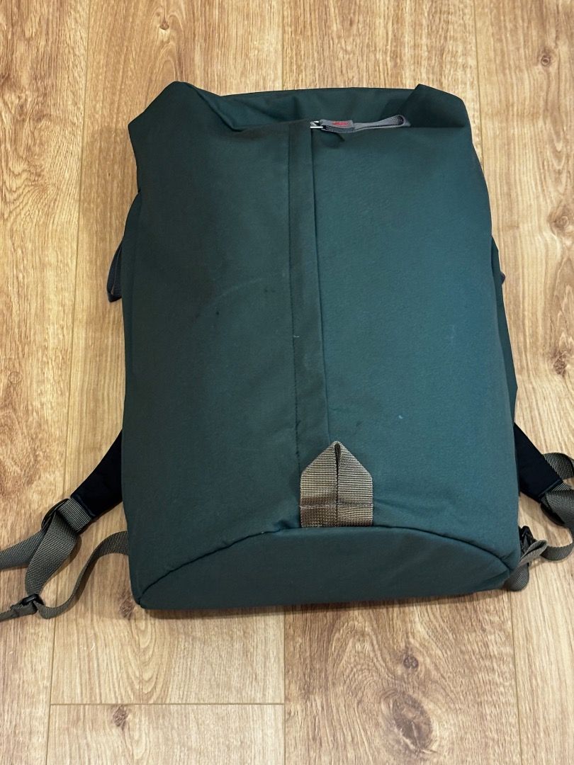 hellolulu Nash Backpack （分類：背包）位於 Hong Kong。 由 van221 提交（商品編號 1403111613，圖片 2）。簡介： Hellolulu Nash backpack is a stylish and functional bag. It features a dark green exterior with a zippered main compartment. The backpack has adjustable straps and a top handle for easy carrying. The design is minimalist and suitable for everyday use.。