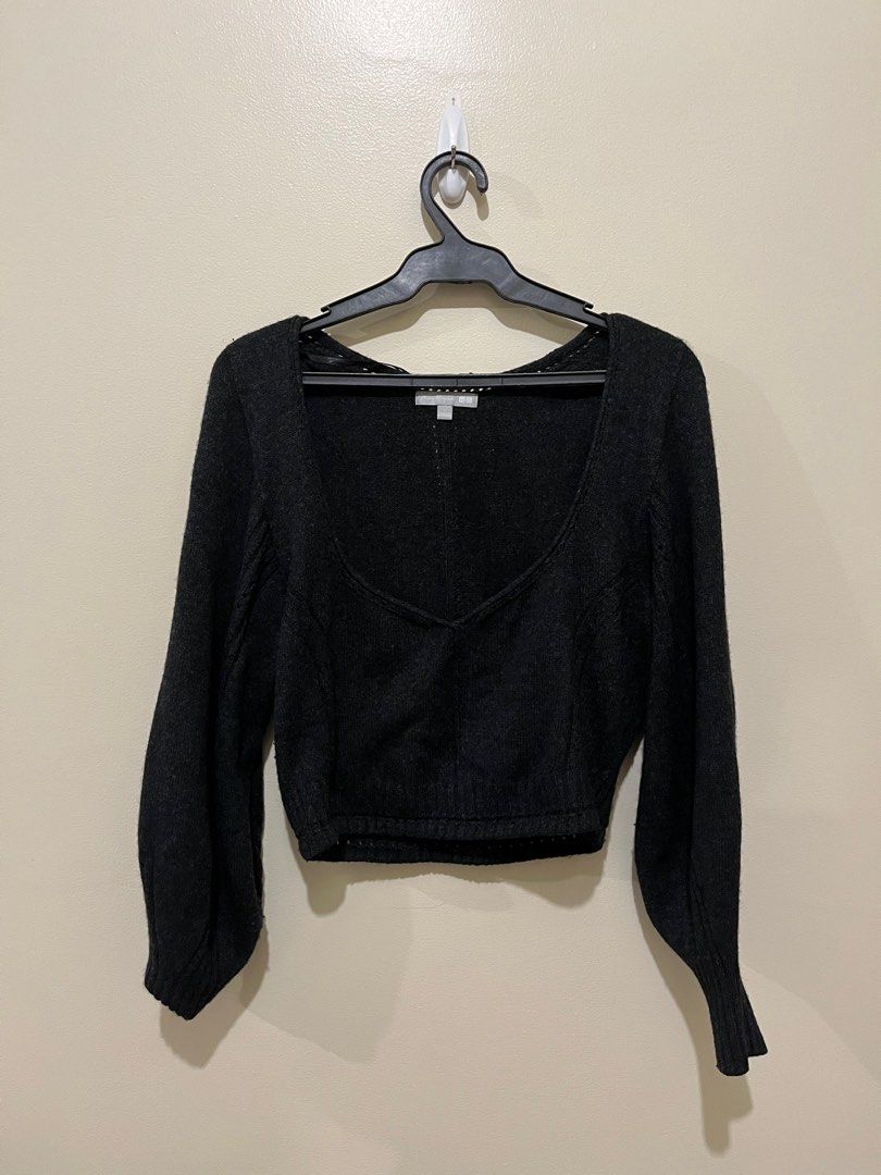 H&M Mame Kurogouchi Dark Gray Cropped Sweater (Category: Longsleeves) located in Makati City. Submitted by 88haze (Listing ID 1403155001, Image 1). Description: .