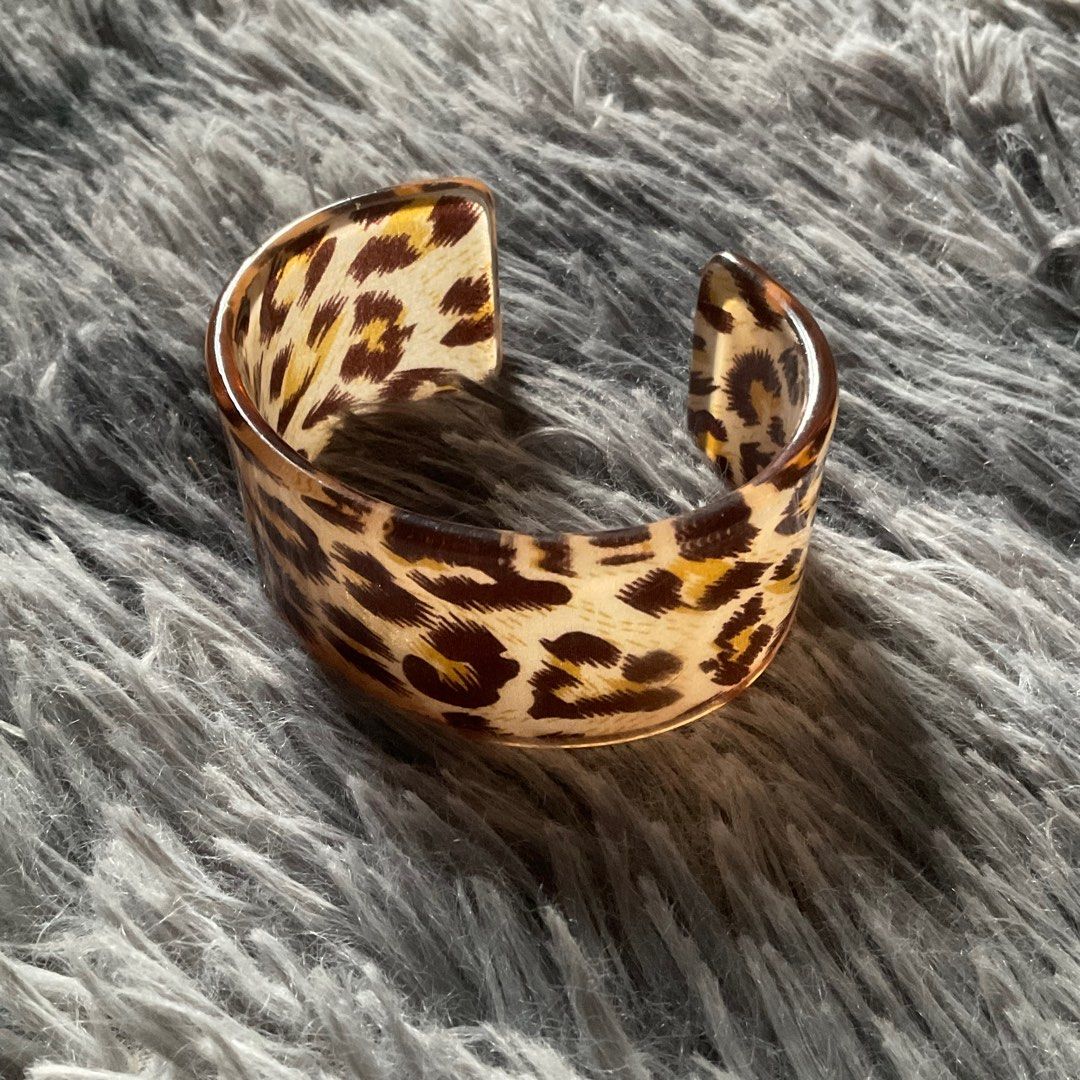 leopard bangle (Kategori: Perhiasan Wanita) berada di Depok. Dikirim oleh lycheemartinii (ID iklan 1403120349, Gambar 2). Deskripsi: .