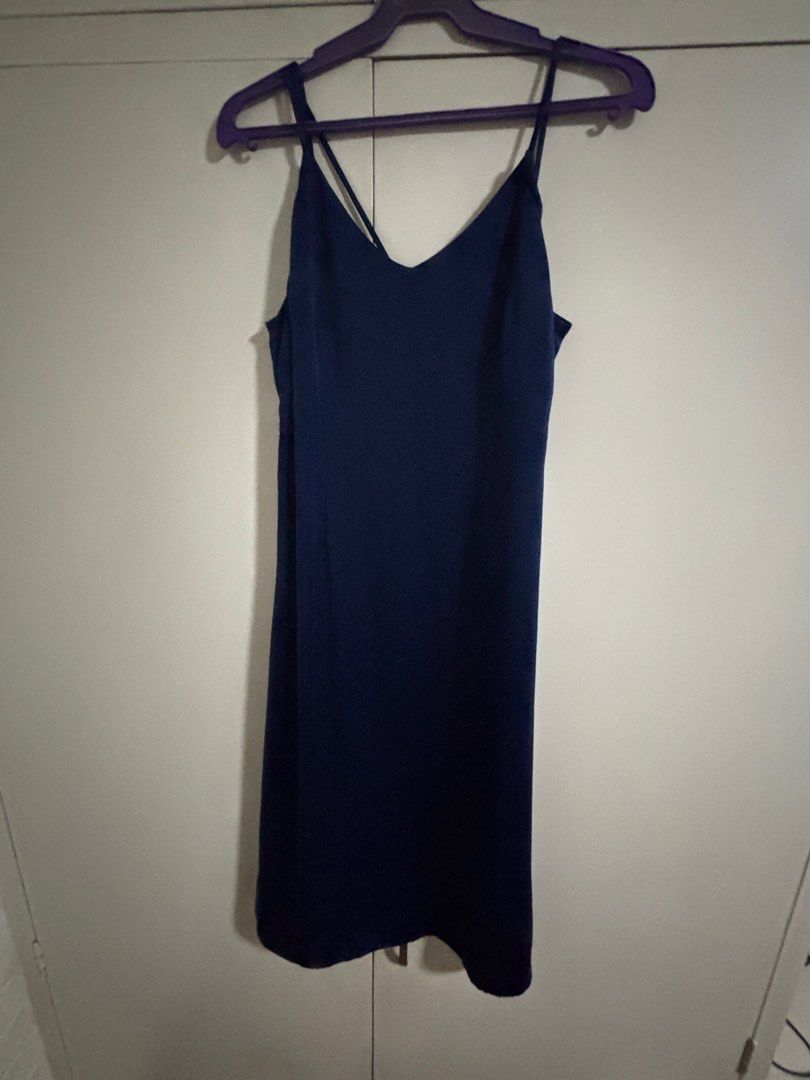 Navy blue silk dress (Category: Dresses) located in Pasay City. Submitted by comcapcom (Listing ID 1403162618, Image 1). Description: Says large but fits medium.