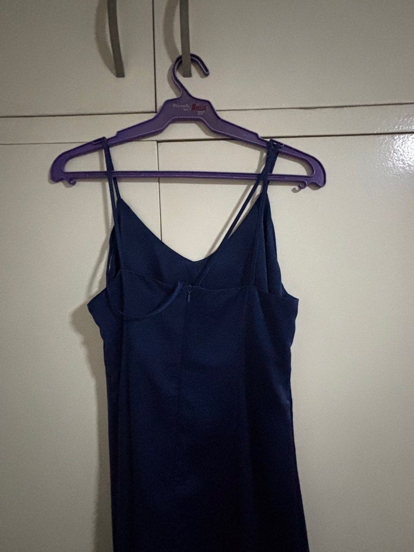 Navy blue silk dress (Category: Dresses) located in Pasay City. Submitted by comcapcom (Listing ID 1403162618, Image 2). Description: Says large but fits medium.