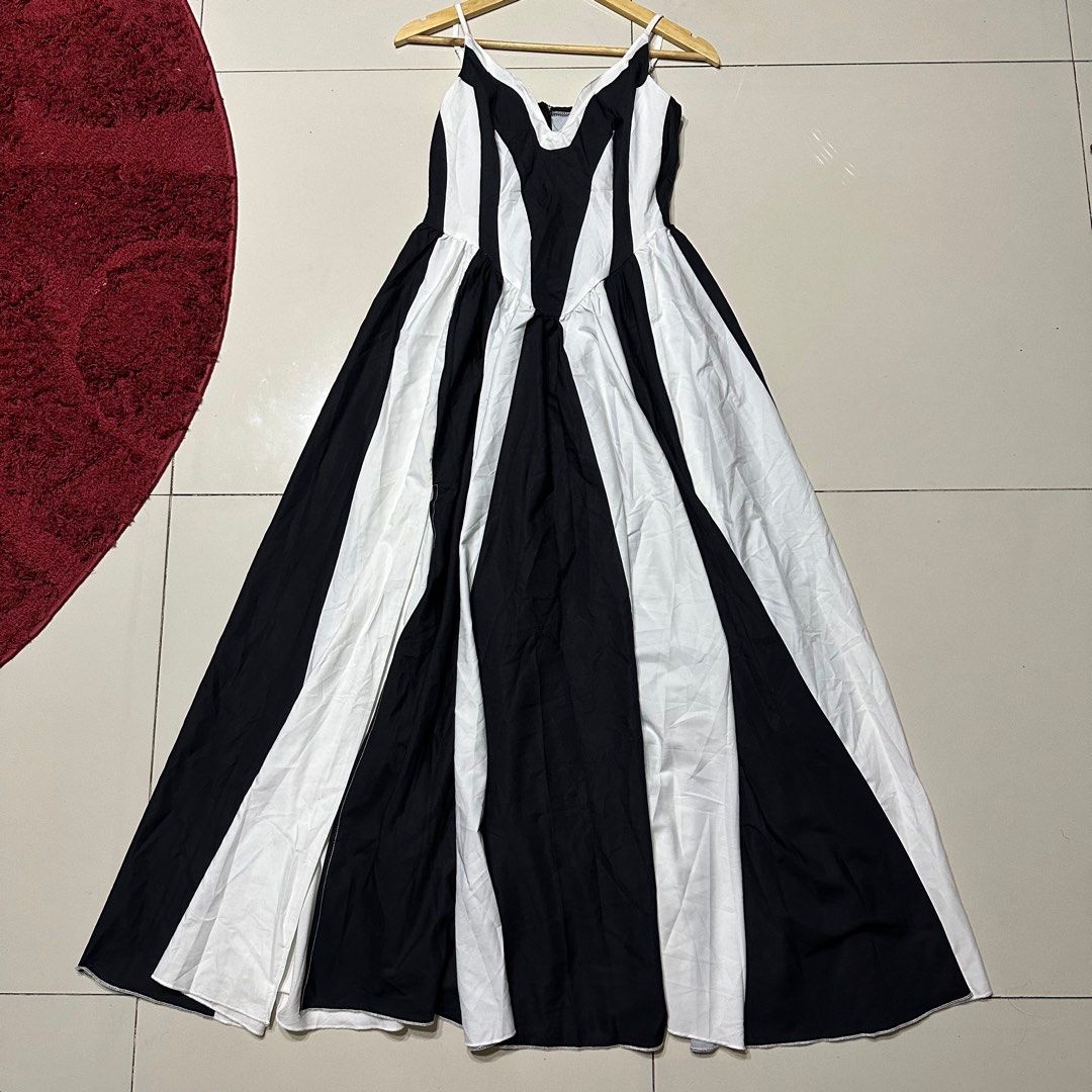Sleeveless B&W Split Hem Maxi Dress (see ww) (Category: Dresses) located in Cainta. Submitted by gentlereckless07 (Listing ID 1403095462, Image 1). Description: Brandnew Shein Sleeveless Contrast Color Split Hem Dress - medium on tag - zipper back, comes with side slit - adjustable straps - mahaba siya if you’re 5” lang like me (: - this one’s super flowy, corset style dress .