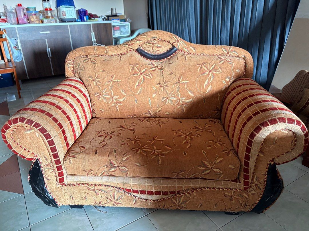 Sofas (Category: Sofas) located in Ipoh. Submitted by prelovedbyqs_ (Listing ID 1403124984, Image 3). Description: - condition 6/10 - sofa masih elok, boleh duduk dengan selesa - cuma bahagian tepi ada cakaran kucing - sofa 3 seater ada kayu yg patah di bahagian dalam tapi tak menjejaskan keadaan sofa JIKA BERMINAT BOLEH PM SAYA p/s: kena pickup sendiri.