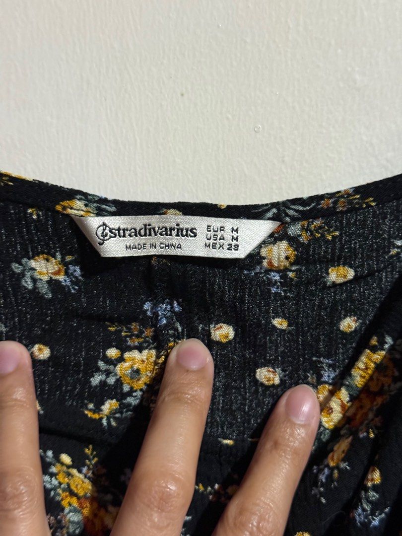 Stradivarius Black Floral Crop Top (Category: Sleeveless) located in Marikina City. Submitted by declutteringera (Listing ID 1403163072, Image 3). Description: - size M - fits up to 34" bust since it's loose - in excellent condition; used only once RFS: decluttering.