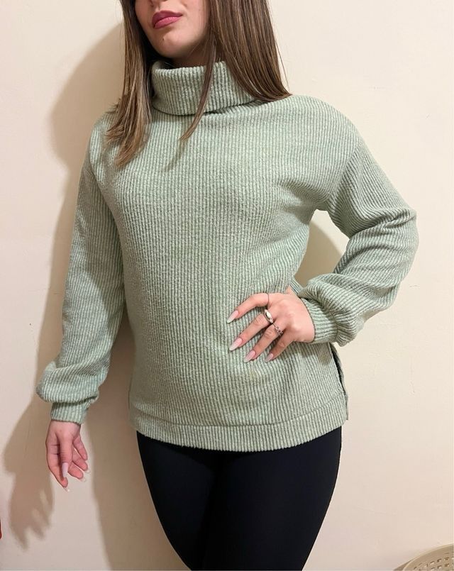 Stradivarius Green Turtleneck Sweater (Category: Longsleeves) located in San Juan City. Submitted by rwongthings (Listing ID 1403107662, Image 1). Description: - Stradivarius green turtleneck sweater - Size: L - Features: Long sleeves, ribbed texture - Made in Turkey - Store bought SRP: P 1800 Now: P 800 Please add sf from San Juan. Thank you!.