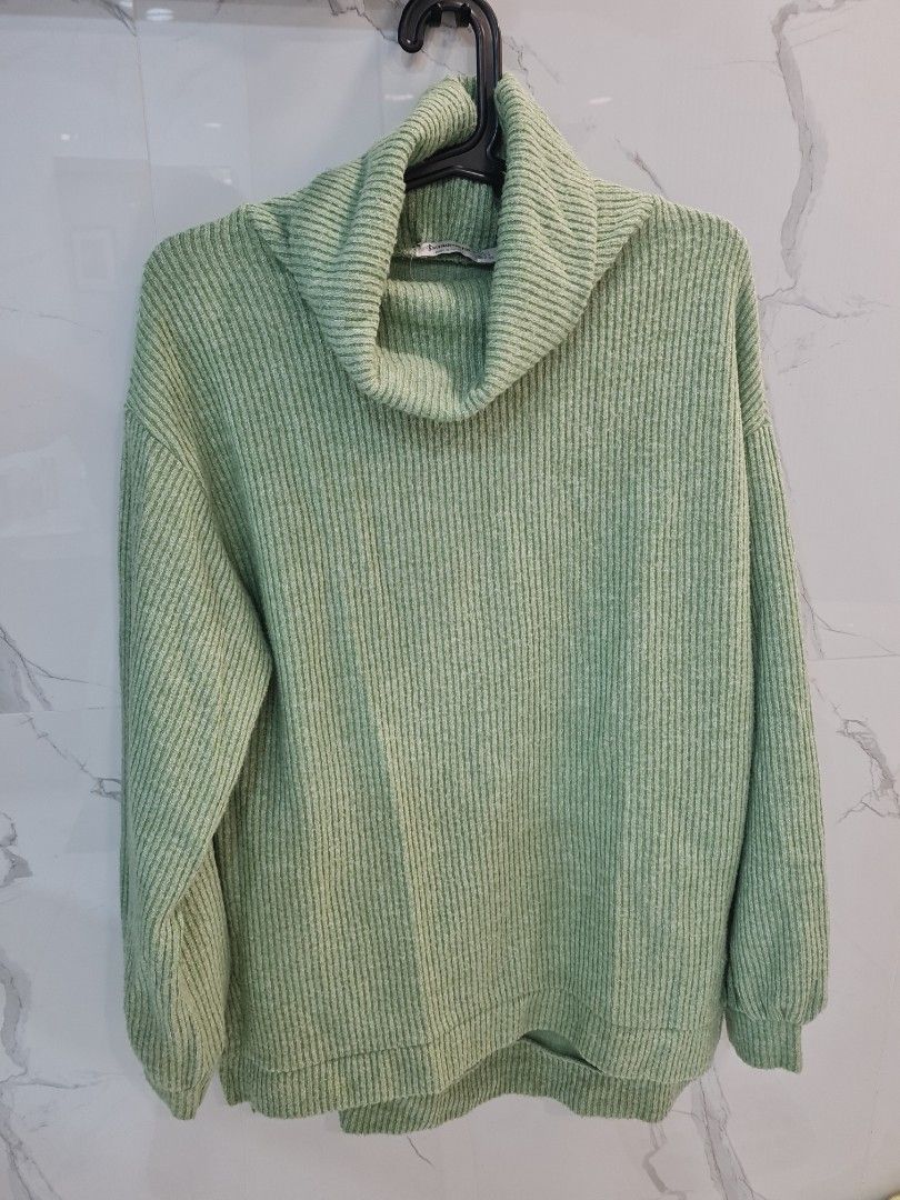 Stradivarius Green Turtleneck Sweater (Category: Longsleeves) located in San Juan City. Submitted by rwongthings (Listing ID 1403107662, Image 3). Description: - Stradivarius green turtleneck sweater - Size: L - Features: Long sleeves, ribbed texture - Made in Turkey - Store bought SRP: P 1800 Now: P 800 Please add sf from San Juan. Thank you!.