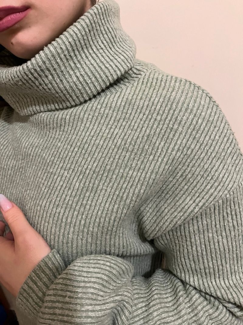 Stradivarius Green Turtleneck Sweater (Category: Longsleeves) located in San Juan City. Submitted by rwongthings (Listing ID 1403107662, Image 2). Description: - Stradivarius green turtleneck sweater - Size: L - Features: Long sleeves, ribbed texture - Made in Turkey - Store bought SRP: P 1800 Now: P 800 Please add sf from San Juan. Thank you!.