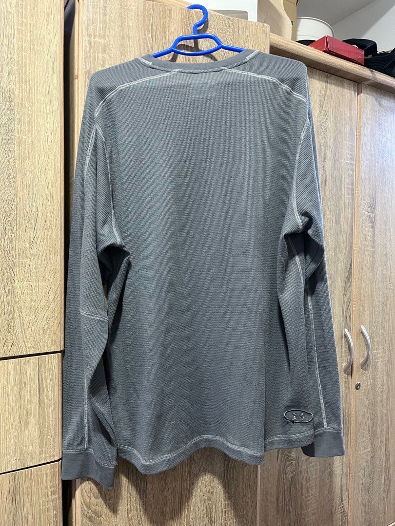 Under Armour Long Sleeve Shirt (Category: Tshirts & Polo Shirts ) located in San Juan City. Submitted by tpwk_harry (Listing ID 1403105157, Image 3). Description: - Under Armour long sleeve shirt - Gray color - Waffle-knit texture - Under Armour logo on chest and lower back - Please manage your expectations Just message me if you’re interested!.