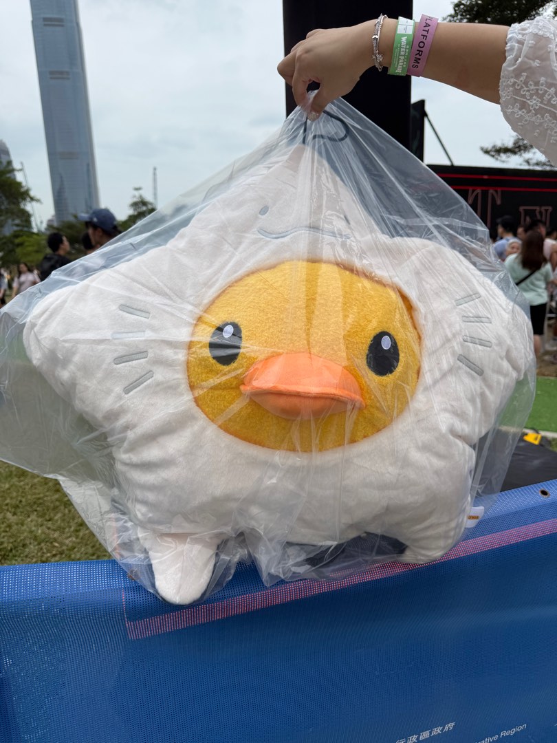 Water Parade Market 維港上巡遊 魔鬼魚 B Duck 鴨仔公仔, 興趣及遊戲, 玩具 & 遊戲類 - Carousell