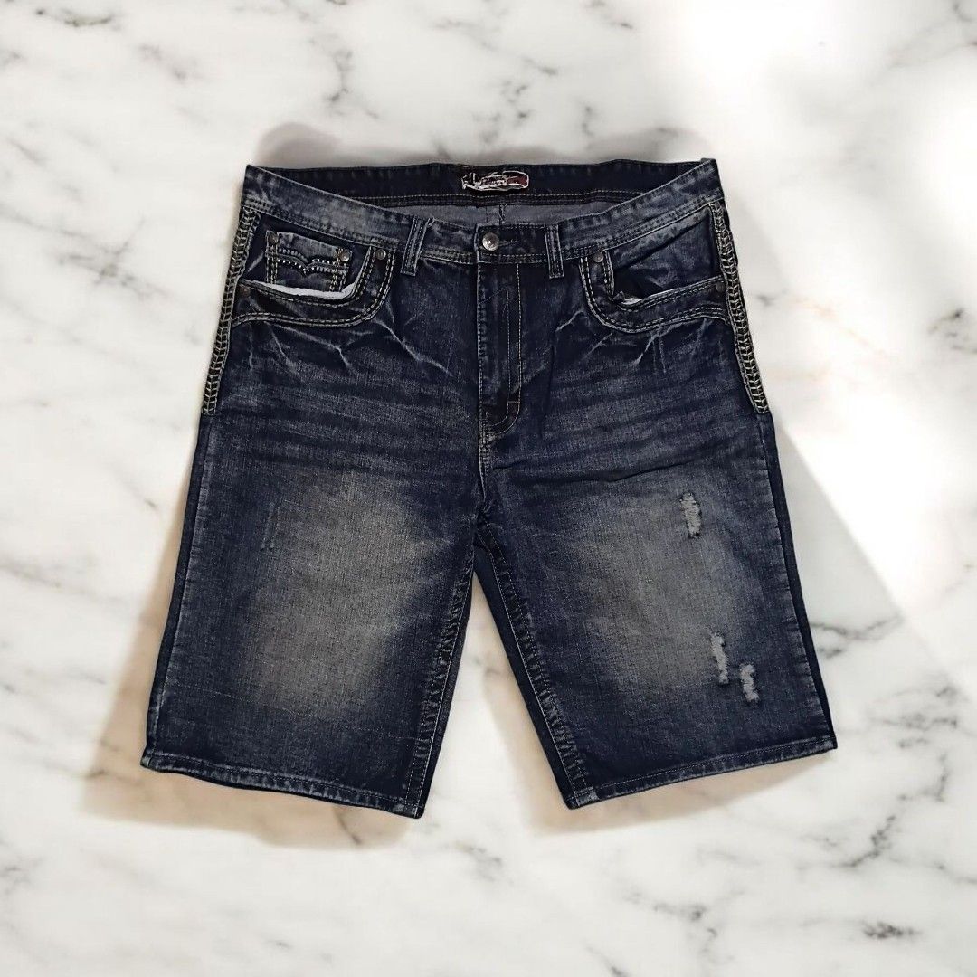 Y2K Monarchy Collection Very Baggy Jorts (Category: Jeans) located in Caloocan City. Submitted by dyn0zx (Listing ID 1399031070, Image 2). Description: Y2K Monarchy Collection Very Baggy Jorts Waist - 40 Length - 25.5 Thigh - 13.5 Hem - 12 Crispy condition, only issue is the brand tag, it has cracks..