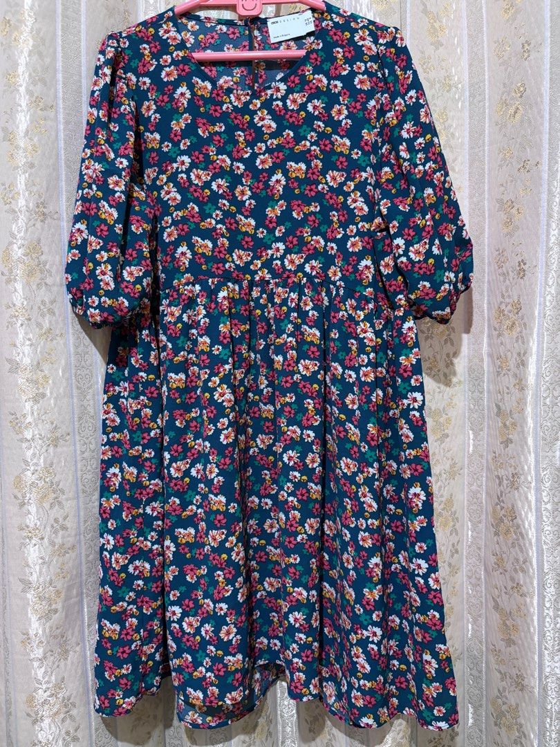 ASOS Design Floral Dress (Category: Dresses) located in Taguig. Submitted by chic_fleuriste (Listing ID 1407255252, Image 1). Description: - ASOS Design floral dress - Dark teal background with vibrant floral pattern - Relaxed fit - Size: UK 8, US 4, EUR 36 - Made in Bulgaria - Perfect for casual or special occasions.