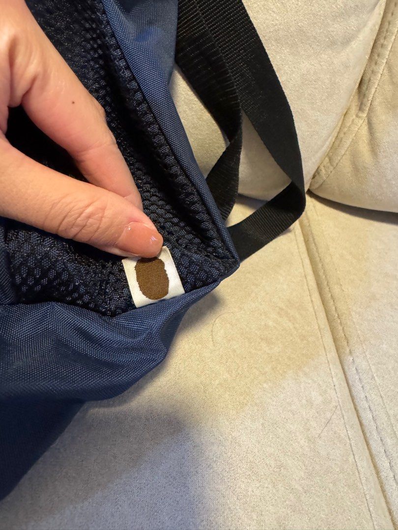 BAPE Drawstring Backpack （分類：背包）位於 Hong Kong。 由 shopaholic_2010 提交（商品編號 1407285835，圖片 4）。簡介： Navy blue drawstring backpack with a mesh front panel. Features a zippered pocket and adjustable straps. The BAPE logo is prominently displayed on the front. Includes a small tag with the BAPE logo at the bottom. The bag has a drawstring closure at the top and a small pocket inside.。
