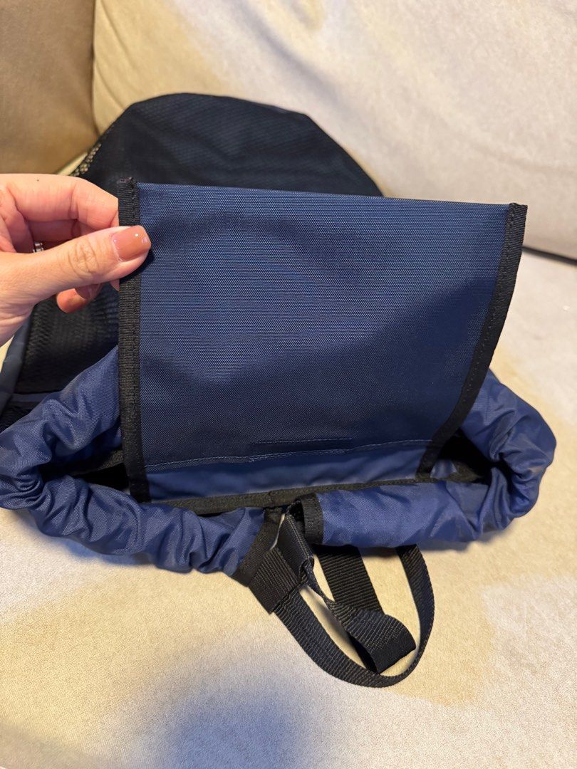 BAPE Drawstring Backpack （分類：背包）位於 Hong Kong。 由 shopaholic_2010 提交（商品編號 1407285835，圖片 6）。簡介： Navy blue drawstring backpack with a mesh front panel. Features a zippered pocket and adjustable straps. The BAPE logo is prominently displayed on the front. Includes a small tag with the BAPE logo at the bottom. The bag has a drawstring closure at the top and a small pocket inside.。