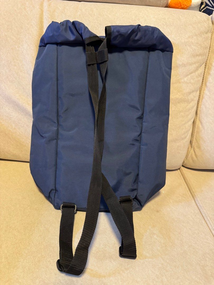 BAPE Drawstring Backpack （分類：背包）位於 Hong Kong。 由 shopaholic_2010 提交（商品編號 1407285835，圖片 5）。簡介： Navy blue drawstring backpack with a mesh front panel. Features a zippered pocket and adjustable straps. The BAPE logo is prominently displayed on the front. Includes a small tag with the BAPE logo at the bottom. The bag has a drawstring closure at the top and a small pocket inside.。