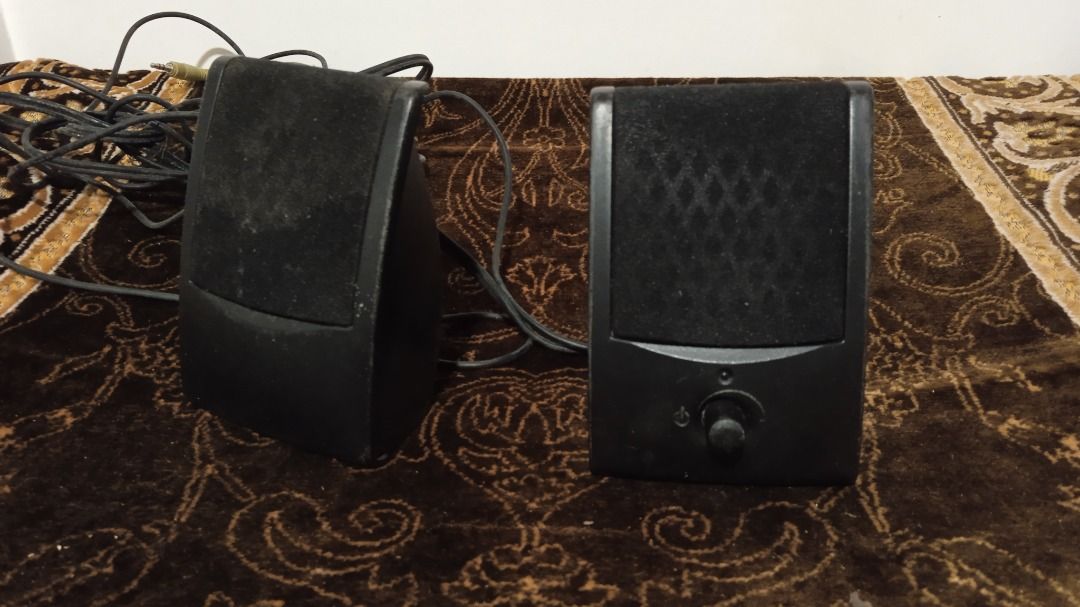 Black Computer Speakers with Volume Control (Category: Soundbars, Speakers & Amplifiers) located in Manila. Submitted by 1rom_sns (Listing ID 1407332270, Image 1). Description: - Compact black computer speakers - Features a volume control knob - Includes attached cables for easy setup - Textured front panel - Perfect for small desk setups - Simple and functional design lalamove pick up or personal.