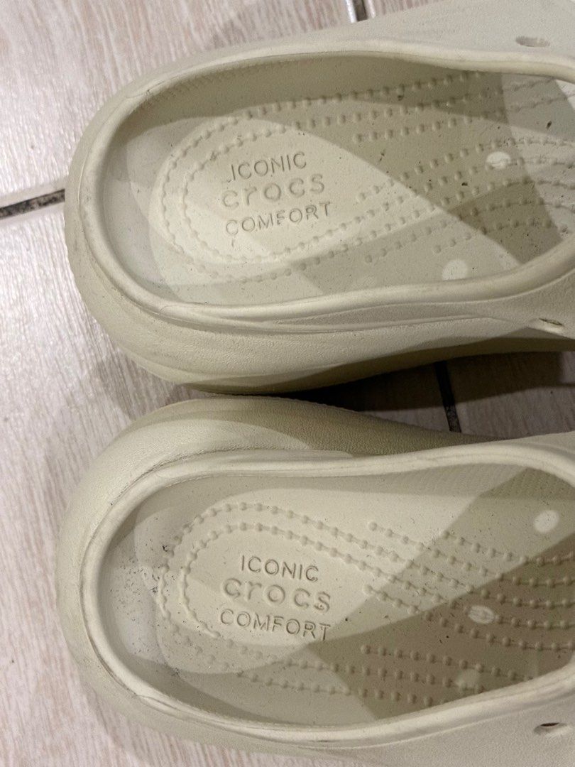 Crocs Sandals Iconic Comfort (Category: Flats & Sandals) located in Manila. Submitted by dansdeclutters (Listing ID 1407200573, Image 2). Description: ✨ Gifted by a friend ✨ RFS: Not my style ✨ Condition: Never been used ✨Shipping will be shouldered by the buyer ✨ Mode of Payment: Gcash or Bank Transfer.
