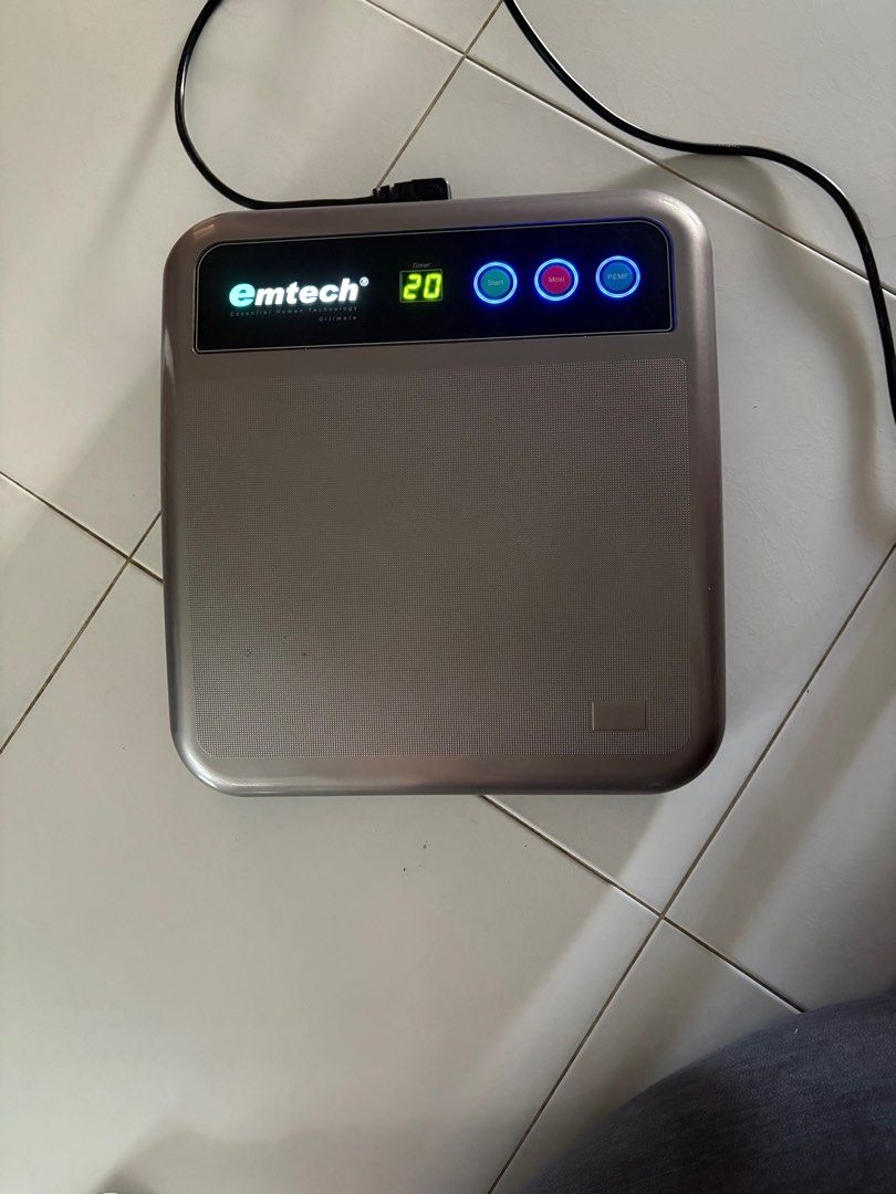 Emtech (Category: Health Monitors & Weighing Scales) located in Singapore. Submitted by myfoot (Listing ID 1407289120, Image 3). Description: PZ 100D Comes with bag and cable. Also comes with a wooden platform. .