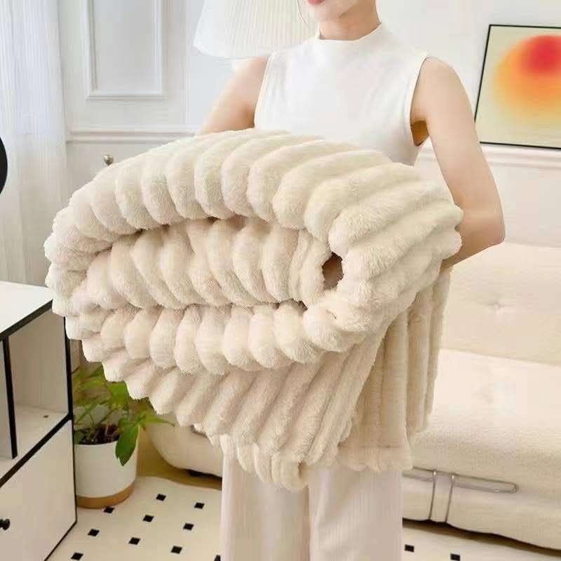 Fleece Blanket King Size (Category: Bedding & Towels) located in Manila. Submitted by yannieshop (Listing ID 1407197460, Image 2). Description: FLEECE BLANKET THICK✨ KING SIZE : 200*230cm Rs : 450 add bag 20 Makapal Hotel quality✨.
