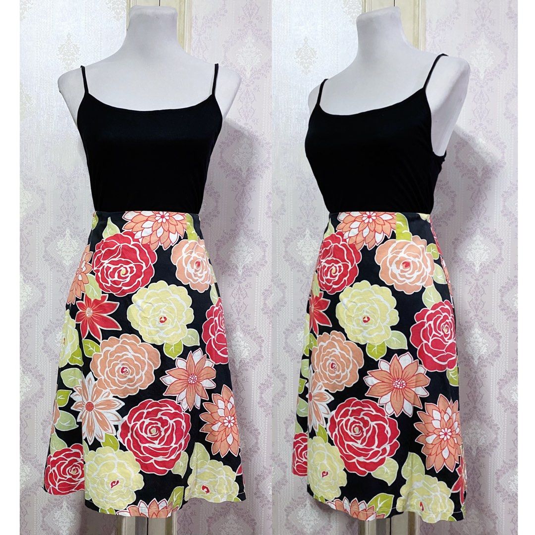 Floral A-line Skirt (Category: Skirts) located in Quezon City. Submitted by f_finds (Listing ID 1407211293, Image 2). Description: Floral A-line Skirt SIZE: L (fits 26-27) CONDITION: Excellent used Laid Flat Measurements: Waist 13" Length 23" *inner lining *side zipper.
